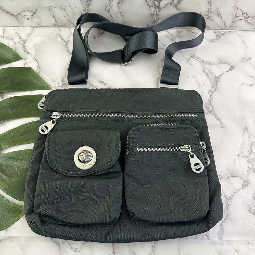 Baggallini Cross Body Purse Bag Light Gray Nylon Silver Zipper Trim Pockets